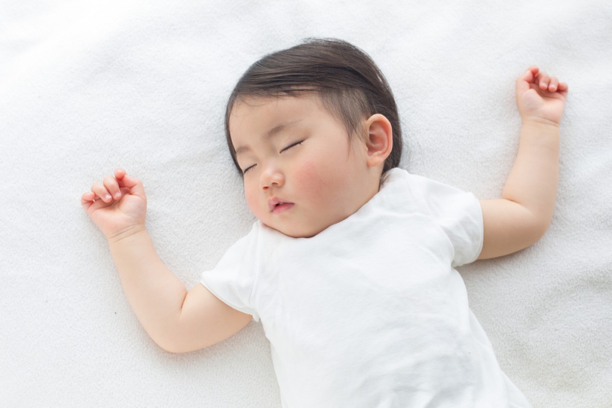 Posisi Tangan Bayi ke Atas Saat Tidur, Benarkah Dia Ingin ‘Bebas’?