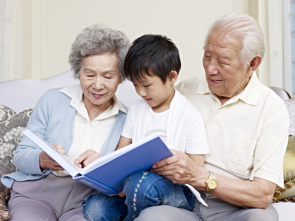Tips Pintar Agar si Kecil Dekat dengan Kakek-Neneknya