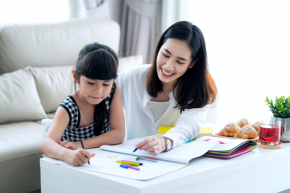 Sejauh Apa Smart Mom Boleh Membantu Si Kecil Mengerjakan PR?