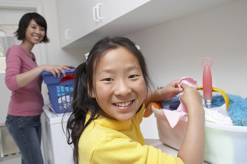 Ajarkan Anak Cuci Seragam Sekolah